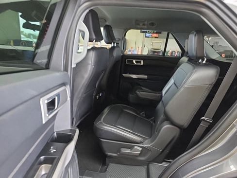Used 2021 Ford Explorer XLT w/ Equipment Group 202A image 9