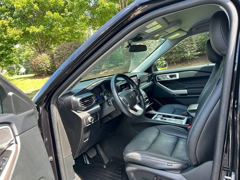 Used 2023 Ford Explorer XLT RWD image 36