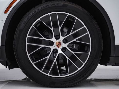Certified 2025 Porsche Macan 4 Electric AWD/4WD image 13