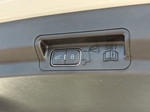 Used 2023 Ford Explorer Base image 9