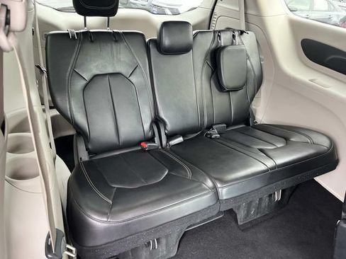 Used 2024 Chrysler Pacifica Touring-L FWD image 19