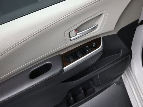 Used 2022 Toyota Sienna XLE image 22