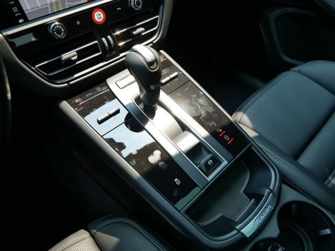 New 2025 Porsche Macan image 18