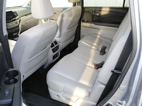 Used 2020 Honda Pilot Touring image 9