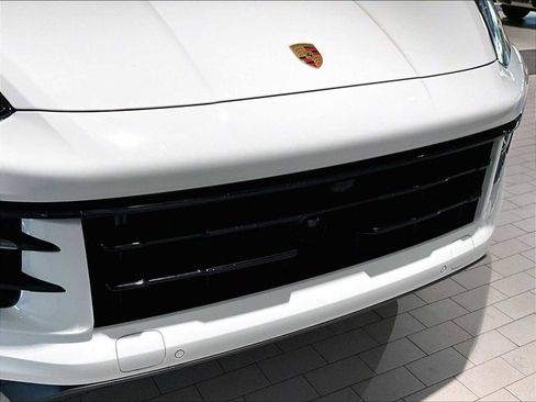 Used 2025 Porsche Cayenne S image 32