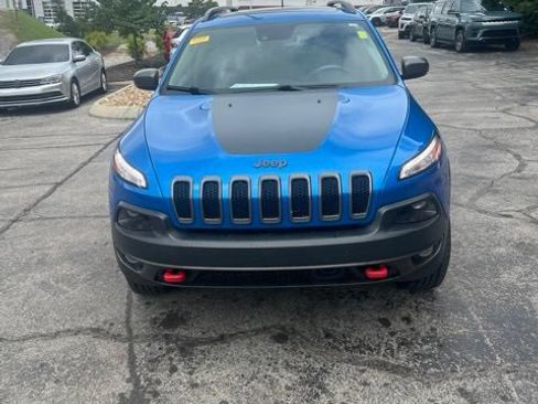 Used 2017 Jeep Cherokee Trailhawk AWD/4WD image 2