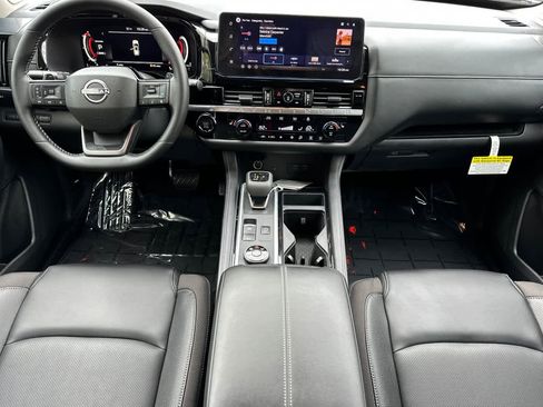 New 2026 Nissan Pathfinder SL image 3