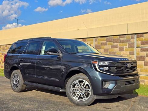 New 2026 Ford Expedition Active image 3