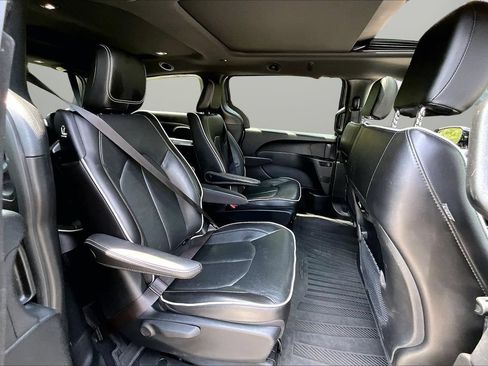 Used 2023 Chrysler Pacifica Limited w/ S Appearance Package FWD image 25