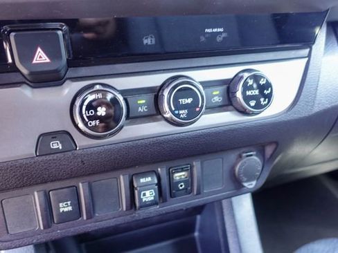 Used 2018 Toyota Tacoma SR5 RWD image 21