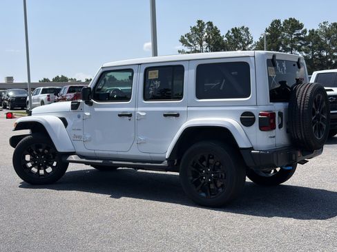 Used 2023 Jeep Wrangler Unlimited Sahara w/ Cold Weather Group AWD/4WD image 10