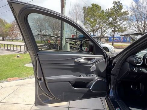 Used 2023 Alfa Romeo Giulia Veloce image 39