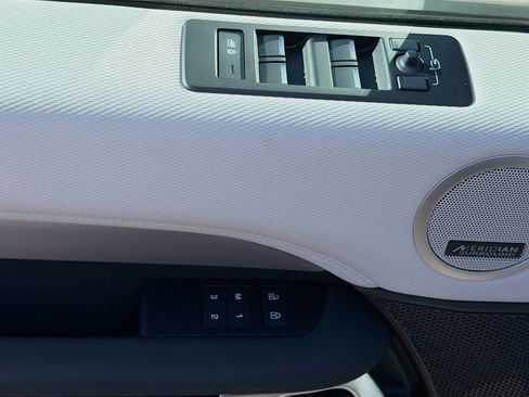 New 2025 Land Rover Discovery Dynamic SE image 24