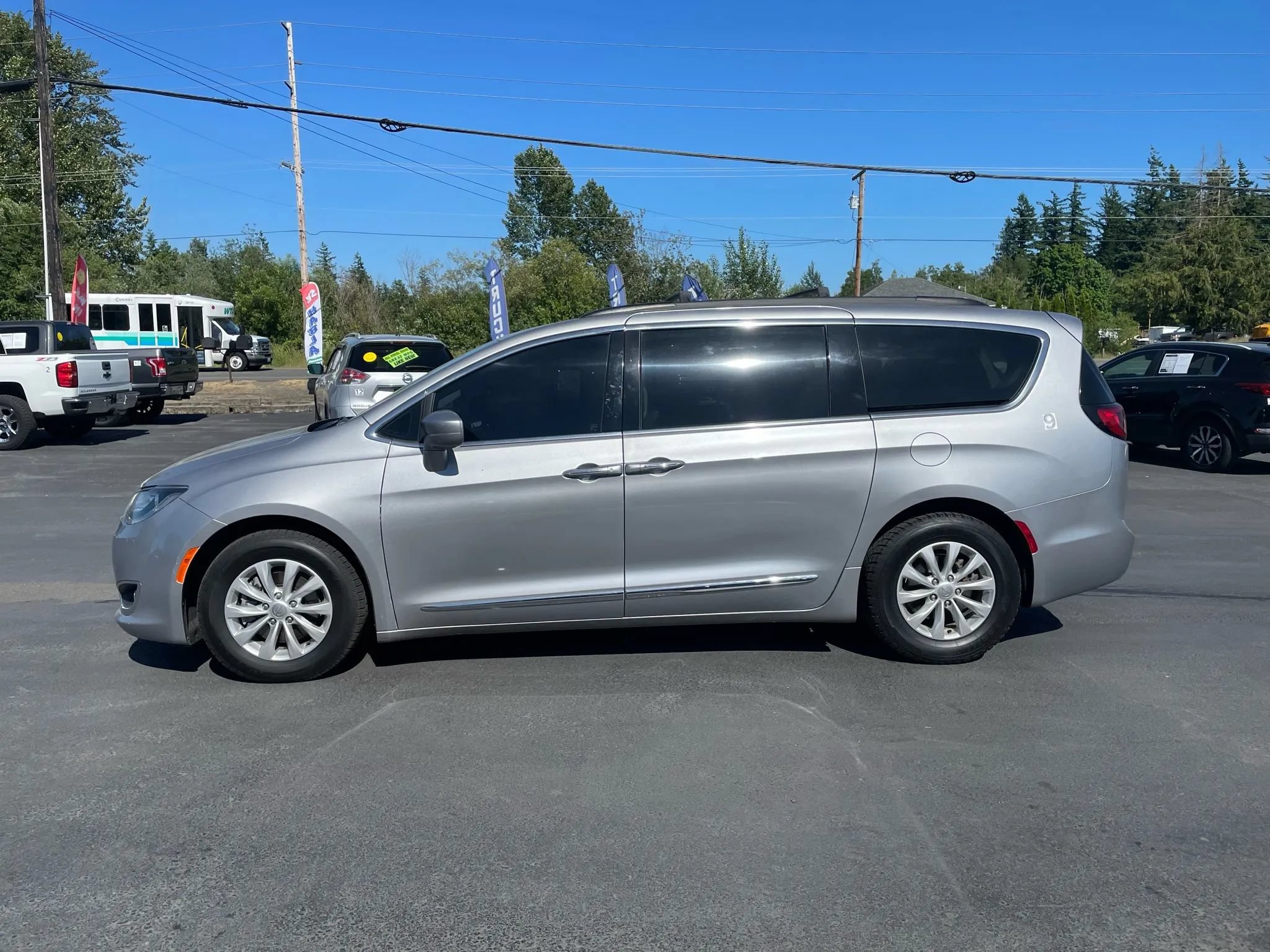 Used 2017 Chrysler Pacifica Touring-L FWD image 3