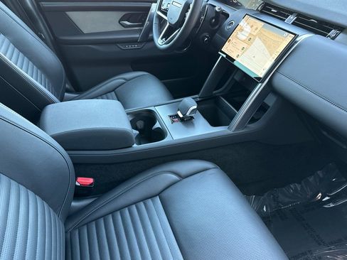 Used 2025 Land Rover Discovery Sport Dynamic SE image 17
