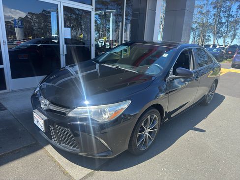 Used 2017 Toyota Camry XSE w/ Moonroof Package FWD image 12