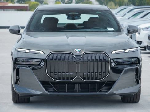 New 2026 BMW 740i w/ Premium Package RWD image 2
