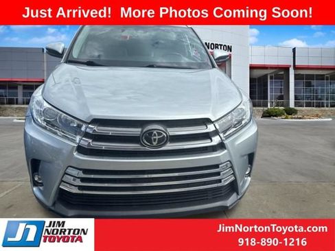 Used 2019 Toyota Highlander Limited FWD image 2