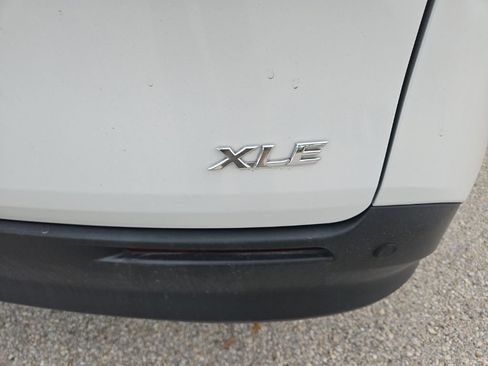 Used 2025 Toyota Sienna XLE w/ XLE Plus Package FWD image 8