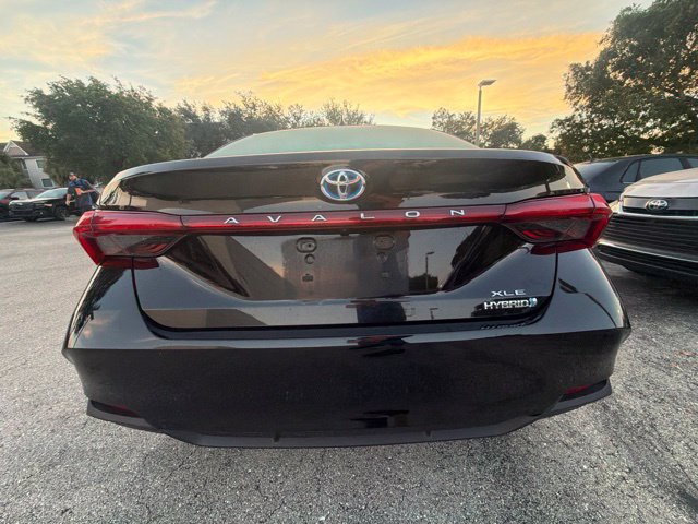 Used 2021 Toyota Avalon XLE w/ Moonroof Package FWD image 3