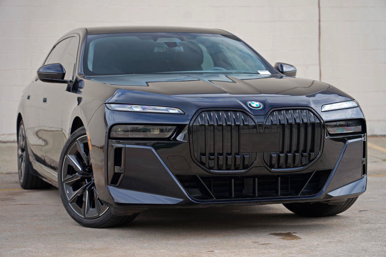 Used 2023 BMW i7 xDrive60 AWD/4WD image 3