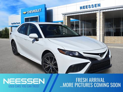 Used 2024 Toyota Camry SE image 1