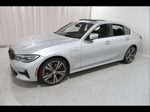 Used 2021 BMW 330e xDrive w/ Premium Package AWD/4WD image 3