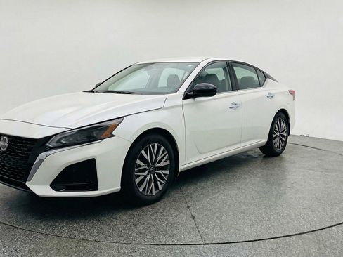 Used 2025 Nissan Altima 2.5 SV image 3