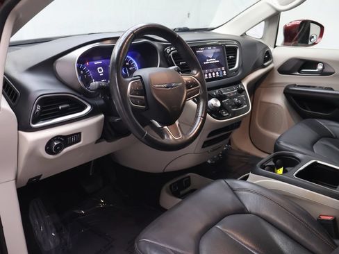 Used 2020 Chrysler Pacifica Touring-L Plus FWD image 19