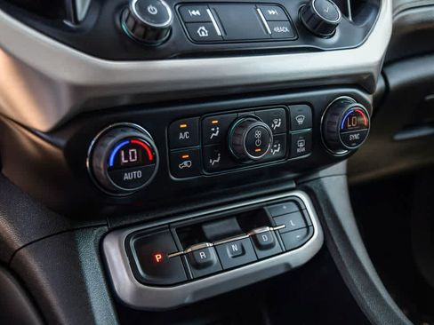 Used 2022 GMC Acadia SLE w/ Driver Convenience Package FWD image 22