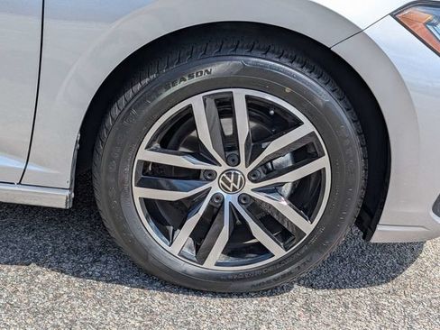 Used 2025 Volkswagen Jetta SE FWD image 13