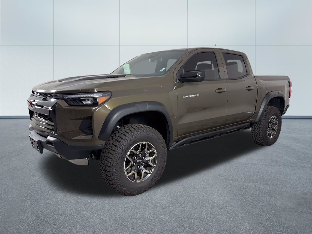 Used 2025 Chevrolet Colorado ZR2 w/ Technology Package AWD/4WD image 3