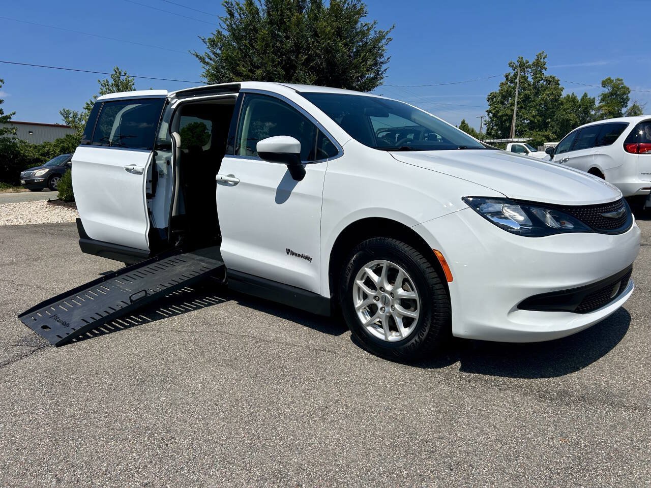Used 2022 Chrysler Voyager LX FWD image 1