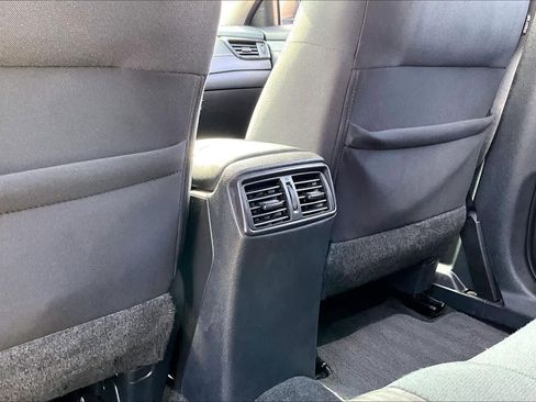 Used 2018 Nissan Rogue SV FWD image 34