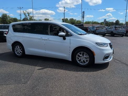 Used 2023 Chrysler Pacifica Touring-L FWD image 10
