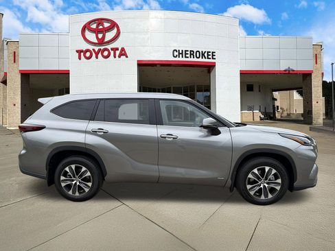Used 2026 Toyota Highlander XLE AWD/4WD image 4