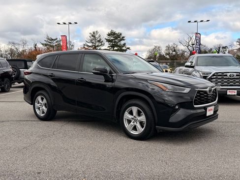 Used 2024 Toyota Highlander LE image 2