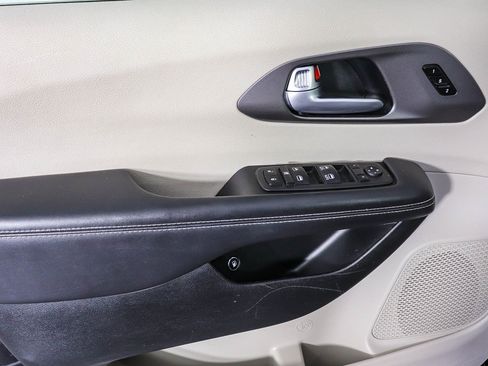 Used 2024 Chrysler Pacifica Select image 23