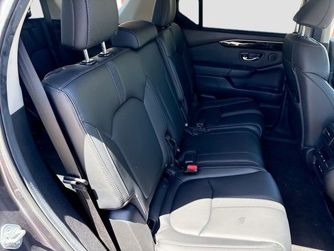 Used 2025 Honda Pilot Touring image 29