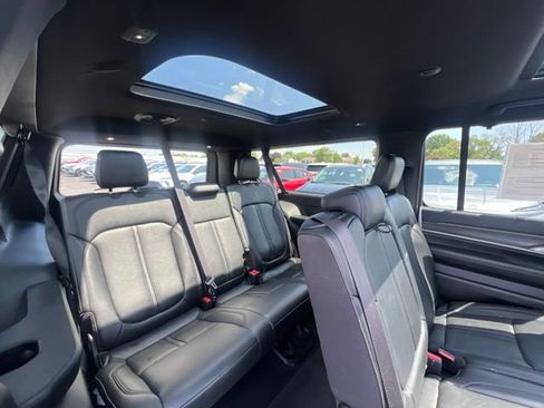 Used 2023 Jeep Wagoneer L Series III w/ Premium Group I AWD/4WD image 17