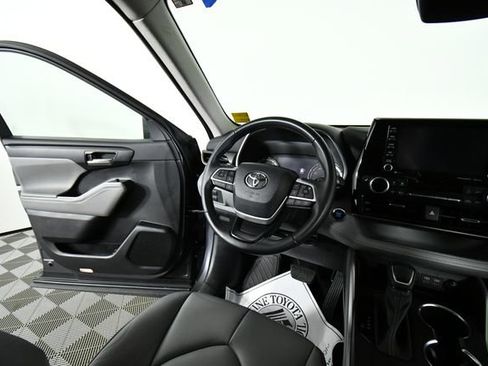 Used 2022 Toyota Highlander XLE image 19