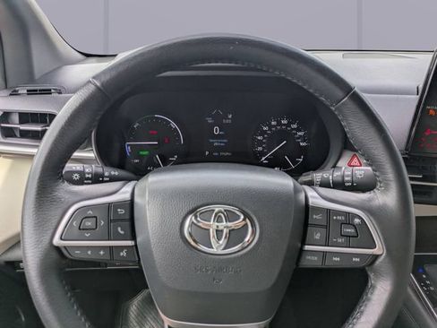 Used 2024 Toyota Sienna XLE FWD image 29