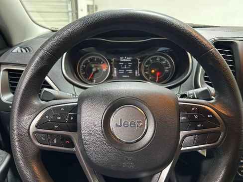 Used 2019 Jeep Cherokee Latitude w/ Popular Appearance Group FWD image 18