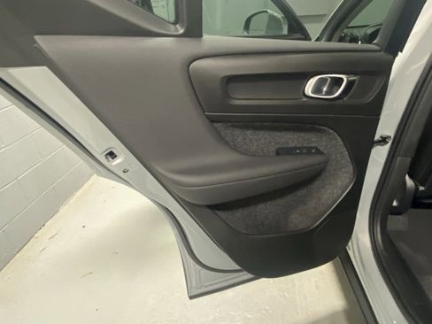 Used 2025 Volvo XC40 B5 Core image 8