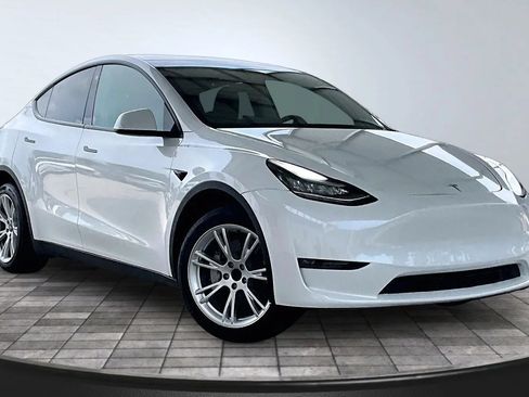 Used 2023 Tesla Model Y AWD image 3