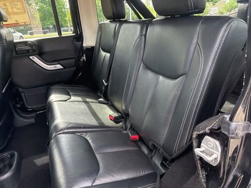 Used 2017 Jeep Wrangler Unlimited Sahara w/ Connectivity Group AWD/4WD image 21