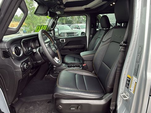 Used 2024 Jeep Wrangler Unlimited Sahara w/ Technology Group AWD/4WD image 9
