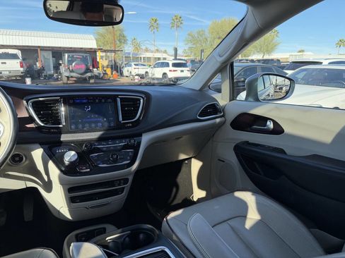 Used 2017 Chrysler Pacifica Limited image 17