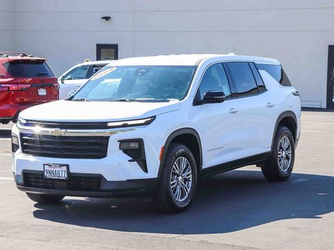 Used 2024 Chevrolet Traverse LS FWD image 3