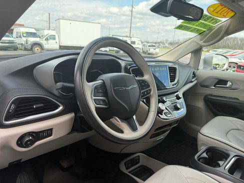Used 2017 Chrysler Pacifica Platinum FWD image 22